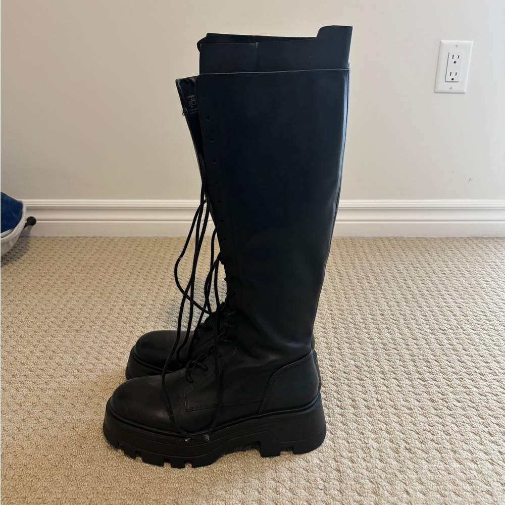 Zara brand new knee boots size 39.